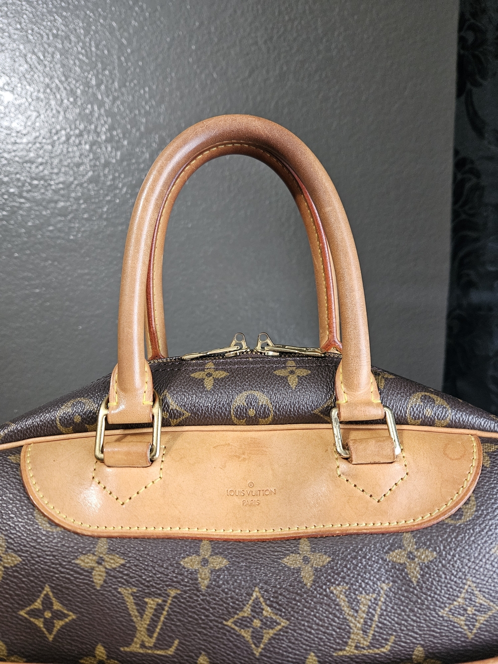Authentic Louis Vuitton Deauville Monogram Canvas - Picture 8 of 16